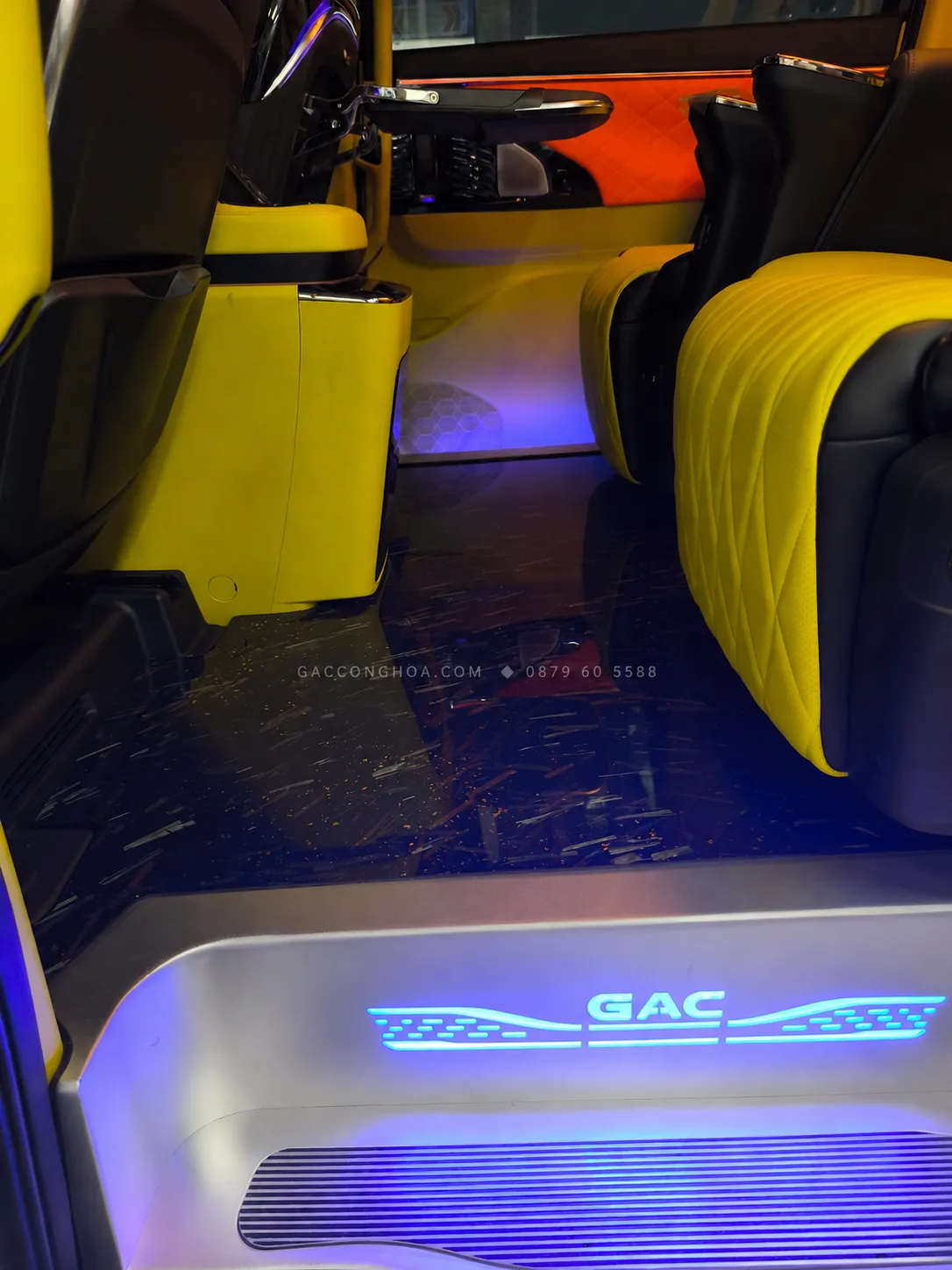 Sàn carbon crystal bóng và bệ bước logo GAC phát sáng trong khoang GAC M8 độ limousine
